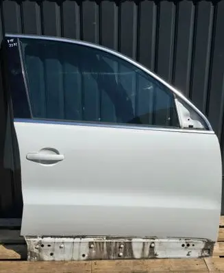 Volkswagen Tiguan Front door LB9A