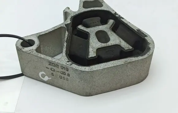 Mercedes-Benz A W176 Engine mount bracket
