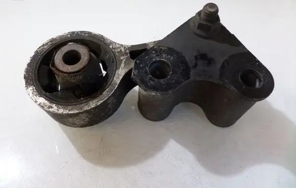 Engine mount bracket