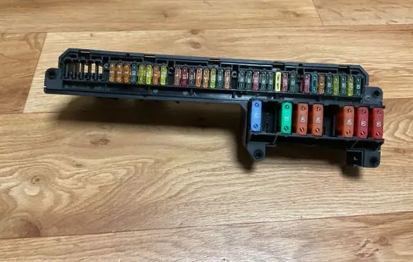 BMW 5 E60 E61 Fuse module 6957330 18917