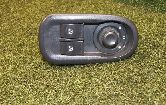 Opel Movano B Electric window control switch 8200637849