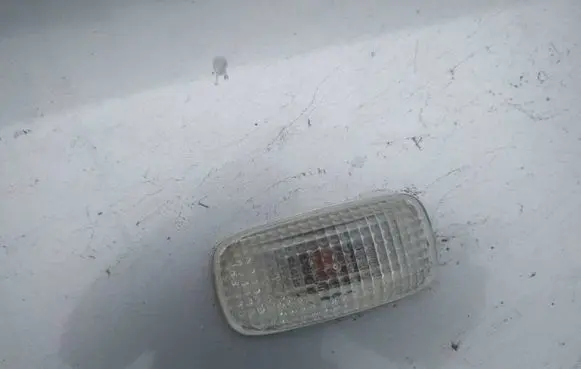 Nissan Primera Front fender indicator light
