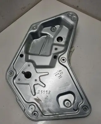 Rear door manual window regulator