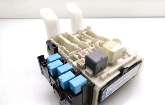 Toyota RAV 4 (XA30) Fuse module 5J05-1992