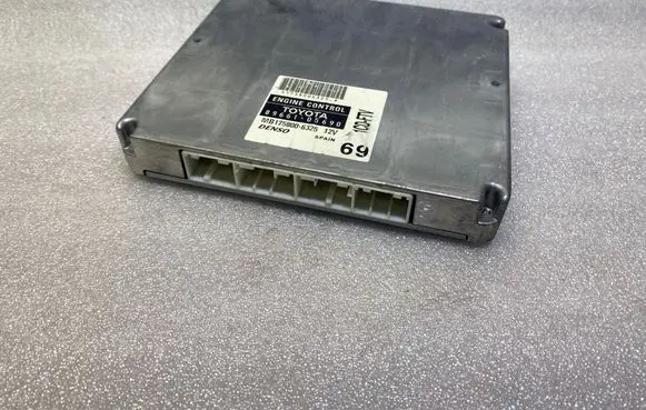 Toyota Avensis T250 Engine control unit/module 1758006325 8966105690 MB1758006325