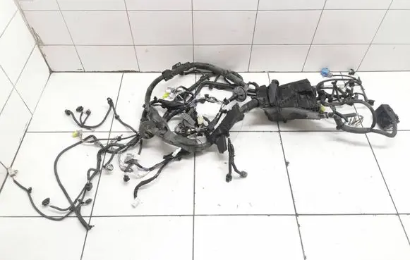 Toyota Auris E180 Engine installation wiring loom 821150z 9008087021 9008087020