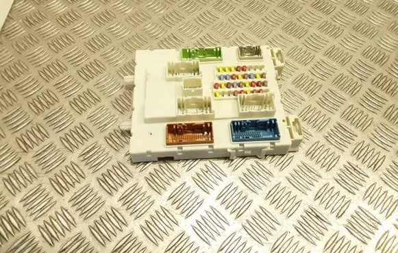 Ford Focus Fuse module AV6T9A340AAA
