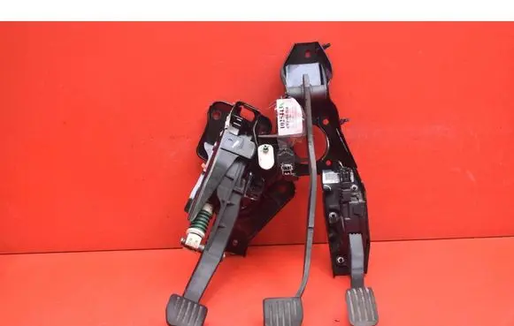 Accelerator throttle pedal