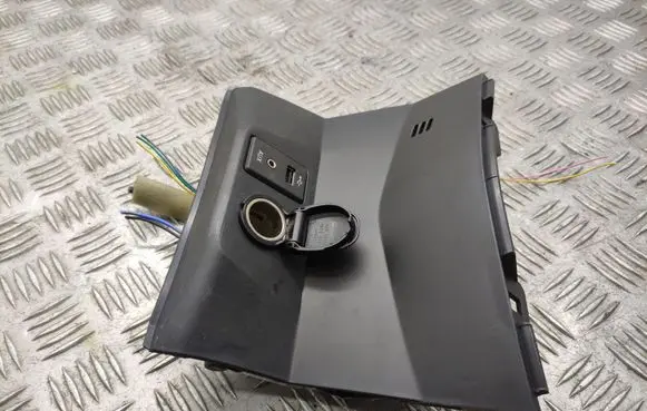 Nissan X-Trail T32 USB socket connector 