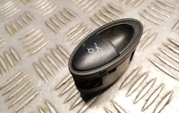 Mercedes-Benz E W211 Tailgate/boot open switch button 2118210279