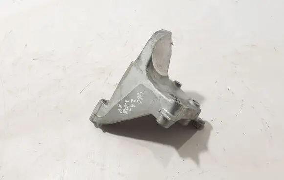 Engine mounting bracket