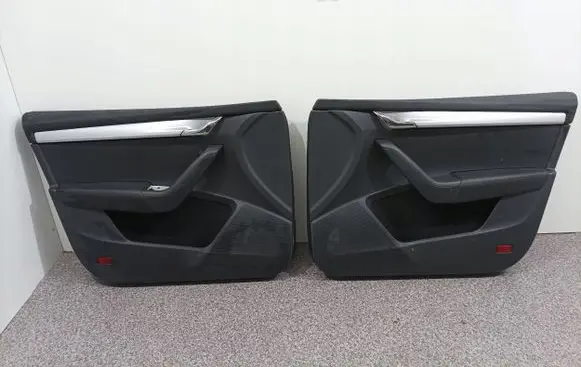 Skoda Octavia Mk3 (5E) Front door card panel trim