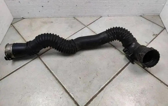 BMW 5 F10 F11 Intercooler hose/pipe 137176122096