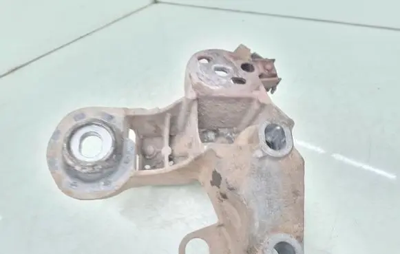 Volkswagen PASSAT B5.5 Engine mounting bracket 8E0199352F