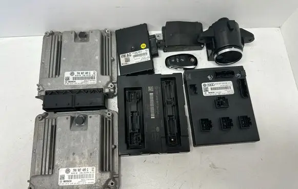 Volkswagen Touareg II Engine ECU kit and lock set 7P0907409G 0281019330