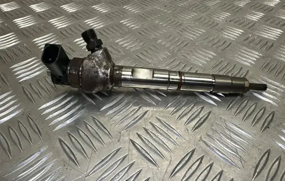Volkswagen PASSAT B8 Fuel injector 04L130277AC