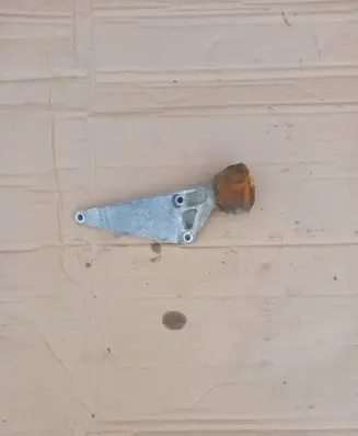 Engine mounting bracket