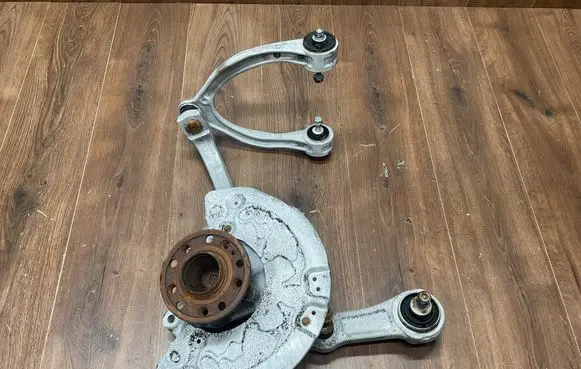 Mercedes-Benz E W213 Front wheel hub spindle knuckle A2133324800 A0004213520