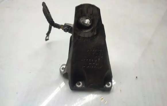 BMW 5 E60 E61 Engine mounting bracket 6770634