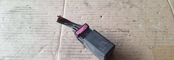 Audi A4 S4 B6 8E 8H Glow plug pre-heat relay 03g907282
