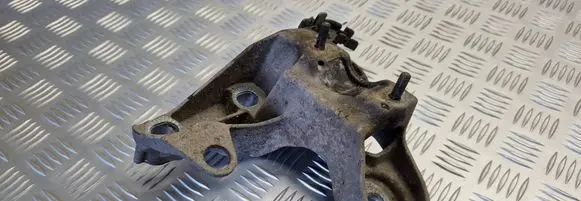Audi A4 S4 B5 8D Engine mounting bracket 8D0199352H