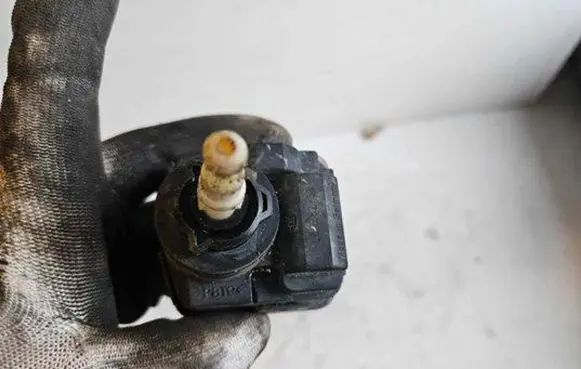 Headlight level adjustment motor