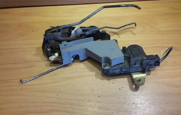 Hyundai Accent Front door lock 9574825000