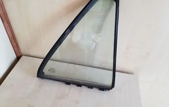 Toyota Avensis T250 Rear vent window glass 