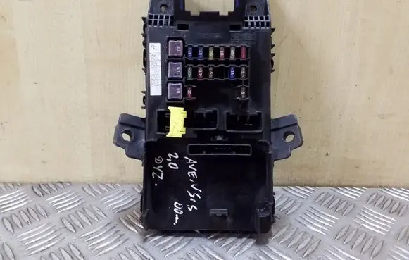 Toyota Avensis T220 Fuse module 8273005020
