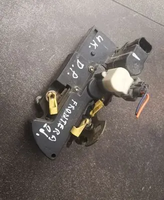 Opel Frontera B Front door lock 
