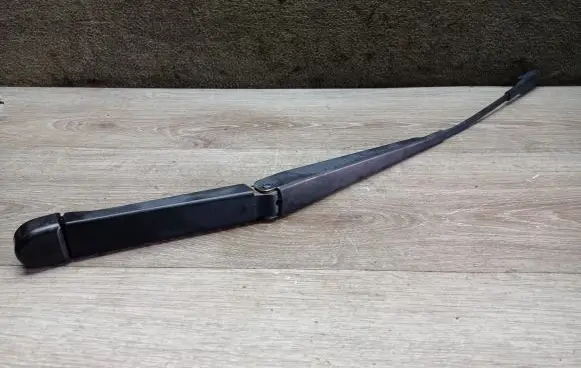 Volvo XC90 Front wiper blade arm 30655611