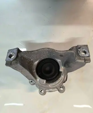 Honda CR-V Engine mount bracket