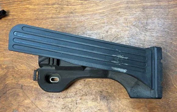 Volkswagen Touran I Accelerator throttle pedal 1T1721503H 6PV00868900
