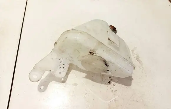 Windshield washer fluid reservoir/tank