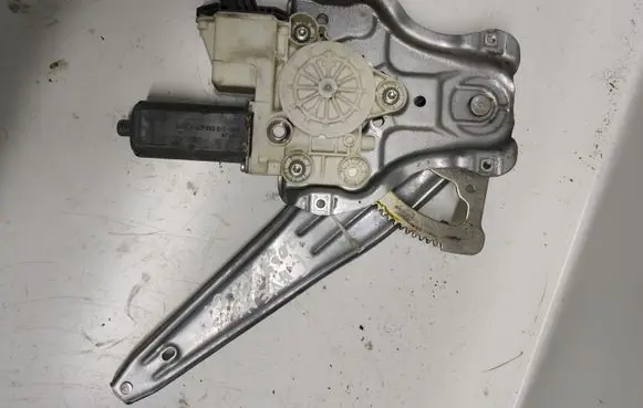 Toyota Avensis T250 Rear door window regulator with motor 994028 6983005100