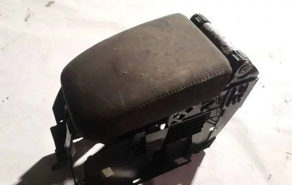 Volkswagen Golf V Armrest