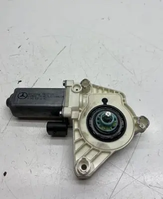 Mercedes-Benz A W169 Front door window regulator motor A1698201642 996137101
