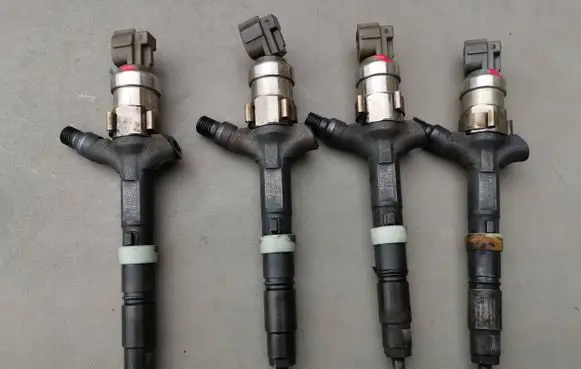 Toyota Avensis Verso Fuel injector 2367027030
