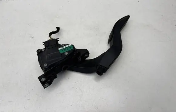 Accelerator throttle pedal
