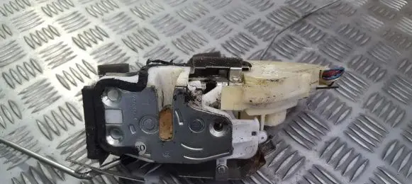 Honda CR-V Front door lock