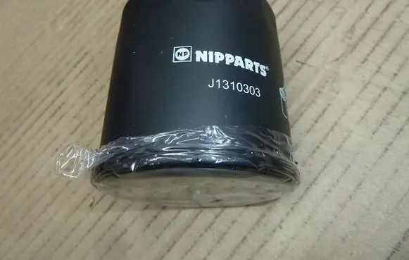 Oil filter mounting bracket