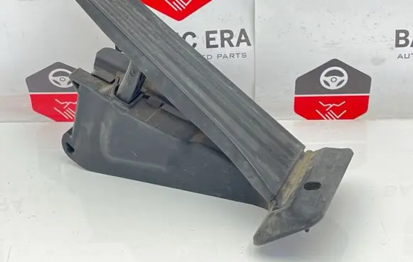 Accelerator throttle pedal