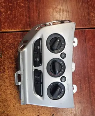 Ford Focus Climate control unit CJ5T19980AE E1075533