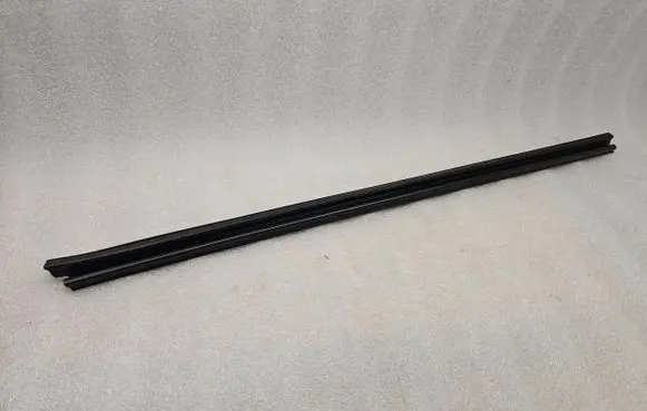 Volkswagen PASSAT B6 Rubber seal front door window/glass 3C4837471B