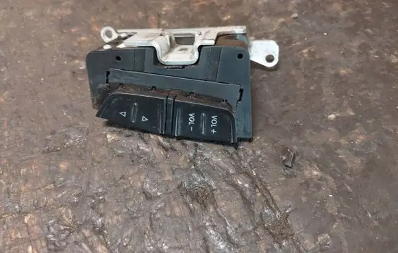 Steering wheel buttons/switches