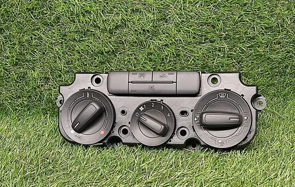 Volkswagen Jetta VI Climate control unit 5C0820047AM 901515190005