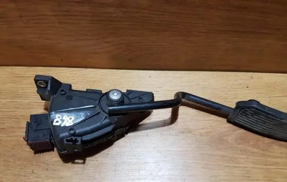 Nissan Almera Tino Accelerator throttle pedal 18002BU401