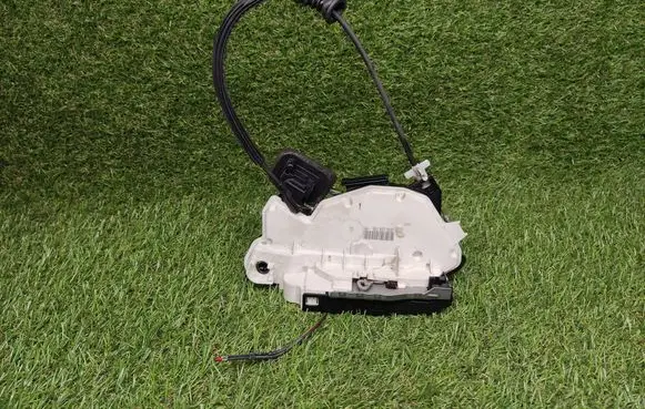 Skoda Yeti (5L) Front door lock 5K2837016B