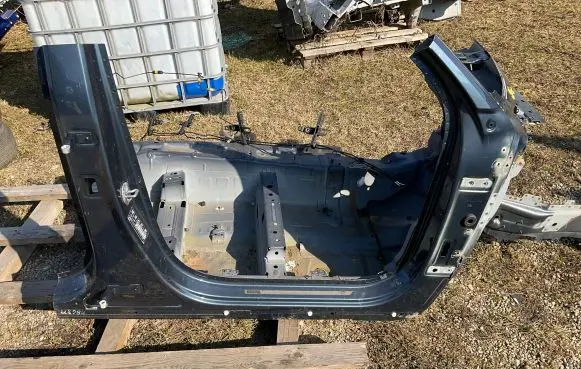 Volvo XC40 Front sill (body part) 