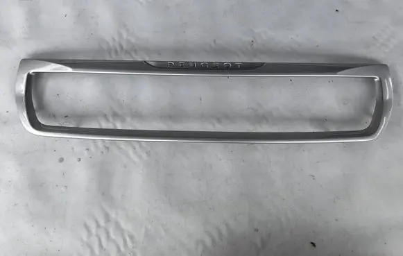 Peugeot Partner III Front bumper upper radiator grill 9810964777